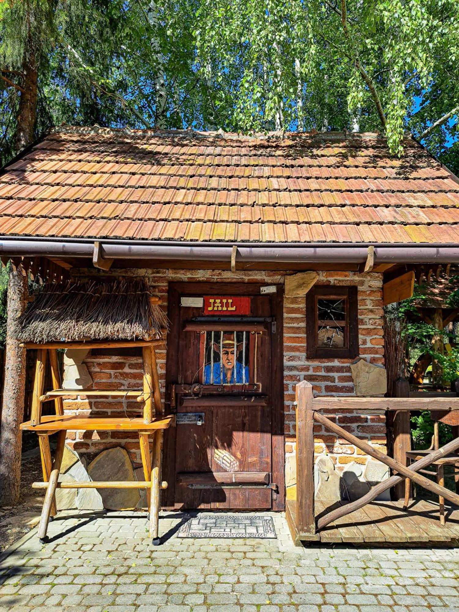 Hotel Restauracja Jas Wedrowniczek Rymanów Екстериор снимка